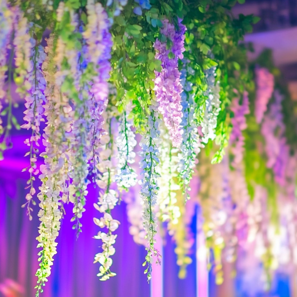 Itinai.com hanging florals suspended beauty above guests han e161698b dfc7 4ff6 a59d 0e47f1a07365 1